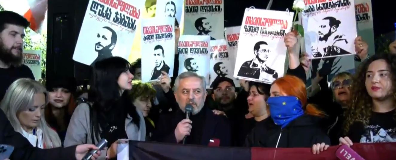 აქციის მონაწილეებმა გმირთა მემორიალთან ფიცი დადეს - ვფიცავთ, დავიცავთ საქართველოს, სახელმწიფოებრიობას, ჩვენს ენას, მამულს, ერთობას და რწმენას