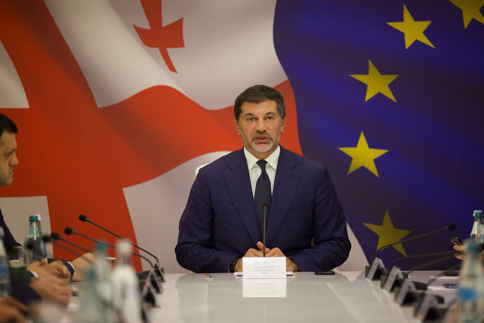 გლდანის III მიკრორაიონის N3ა–3ბ კორპუსებთან სკვერის რეაბილიტაცია მიმდინარეობს