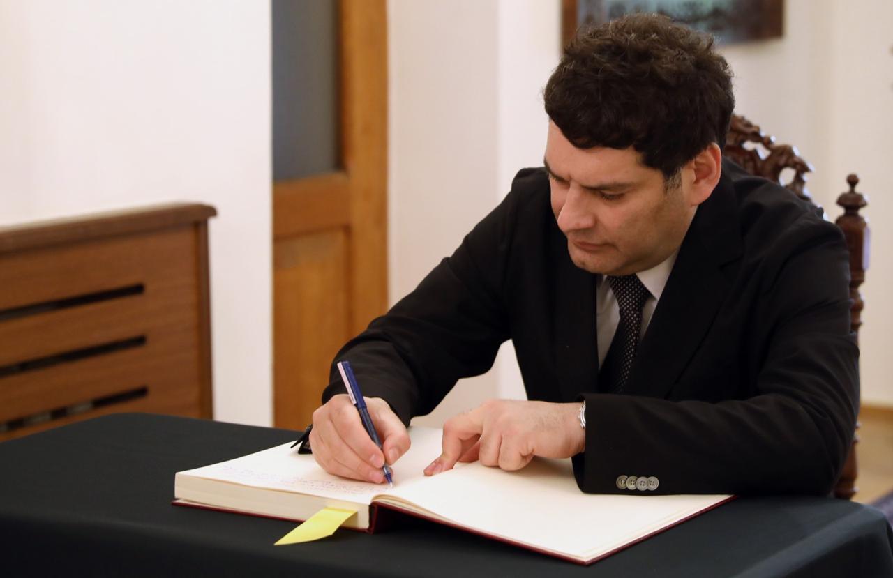 რომის პაპის, ფრანცისკეს გარდაცვალებასთან დაკავშირებით საქართველოში წმინდა საყდრის სადესპანოში გახსნილ სამძიმრის წიგნში ბექა დავითულიანმა ჩანაწერი გააკეთა