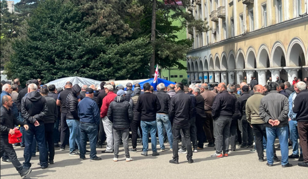 ჭიათურაში მაღაროელების აქცია გრძელდება