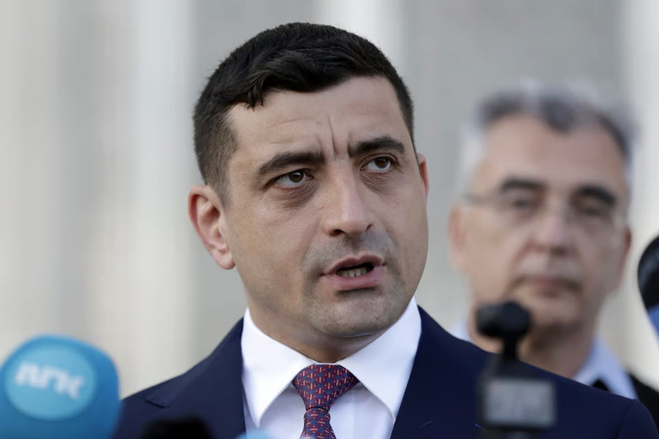 ეგზიტპოლის თანახმად, რუმინეთის საპრეზიდენტო არჩევნების პირველ ტურში ულტრამემარჯვენე ჯორჯე სიმიონი ხმათა 30 პროცენტით ლიდერობს, სავარაუდოდ, ქვეყანაში არჩევნების მეორე ტური დაინიშნება
