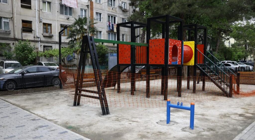 გლდანის მესამე მიკრორაიონში 1 500 კვადრატულ მეტრამდე ფართობზე სკვერის რეაბილიტაცია მიმდინარეობს