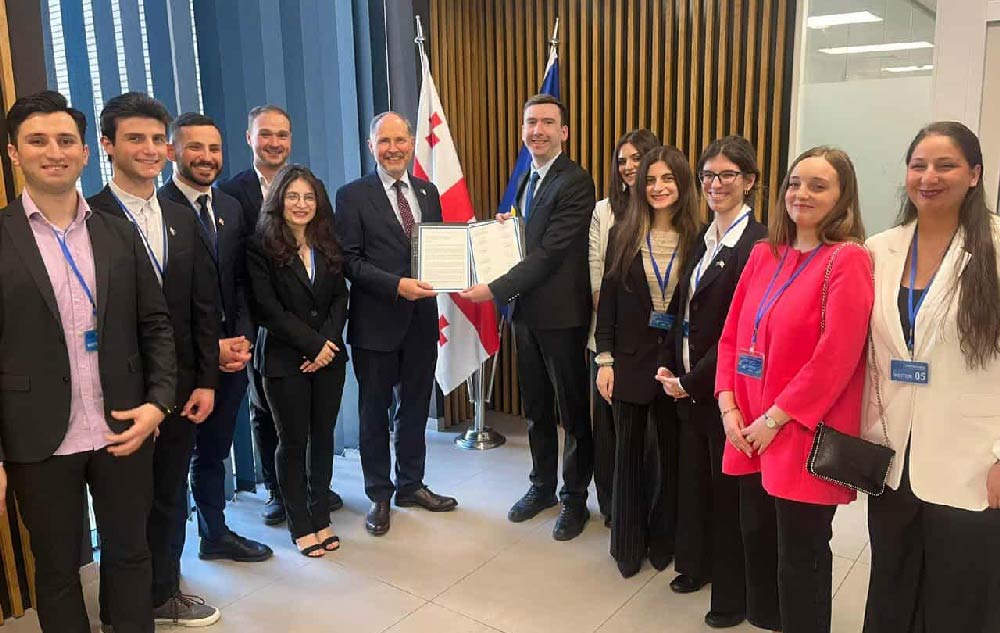 ევროპის დღის აღსანიშნავად, ახალგაზრდულმა ორგანიზაციებმა ევროკავშირის ინსტიტუტების პრეზიდენტებისადმი მისალოცი წერილი ევროკავშირის ელჩს გადასცეს