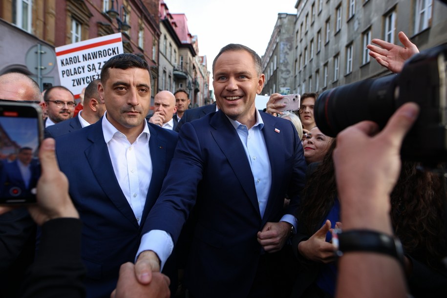 მედიის ცნობით, რუმინეთის საპრეზიდენტო არჩევნების პირველ ტურში გამარჯვებულმა ჯორჯე სიმიონმა პოლონეთში ვიზიტისას პოლონეთის პრეზიდენტობის კანდიდატს, კაროლ ნავროცკის მხარი საჯაროდ დაუჭირა