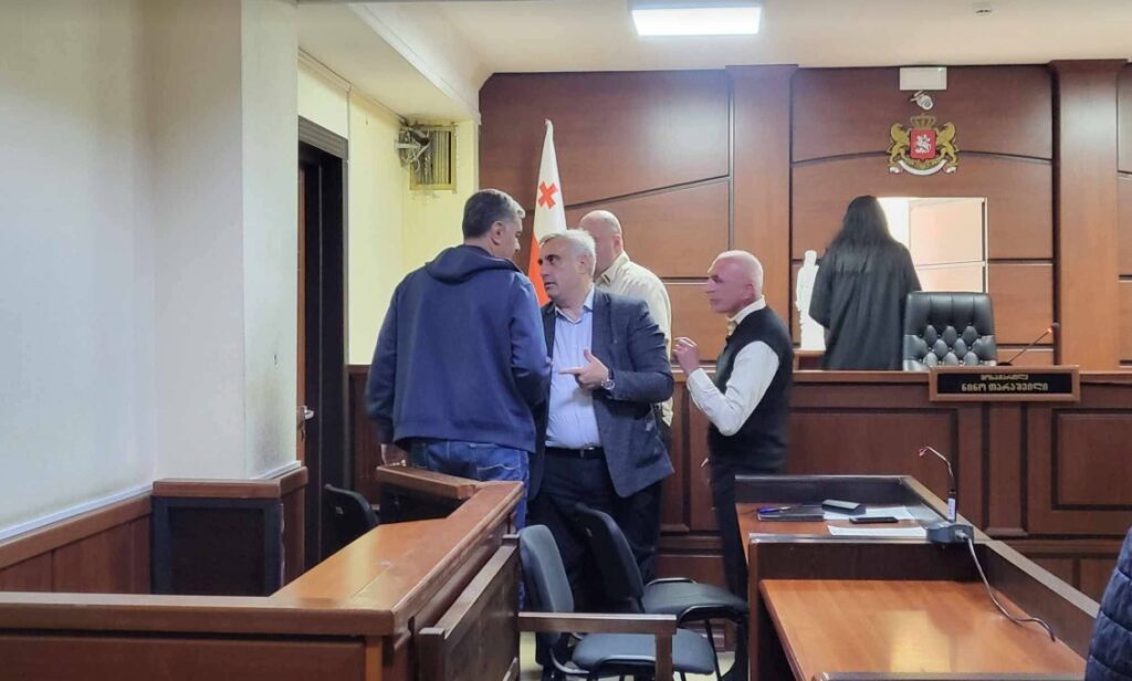 სასამართლომ ირაკლი ოქრუაშვილს აღკვეთის ღონისძიების სახით დაკისრებული გირაო პატიმრობით შეუცვალა, ოქრუაშვილი სხდომათა დარბაზში დააკავეს