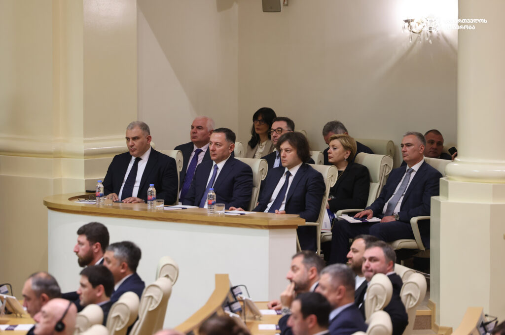 ირაკლი კობახიძე, მთავრობის წევრებთან ერთად, პარლამენტის თავმჯდომარის წლიური ანგარიშის წარდგენას დაესწრო