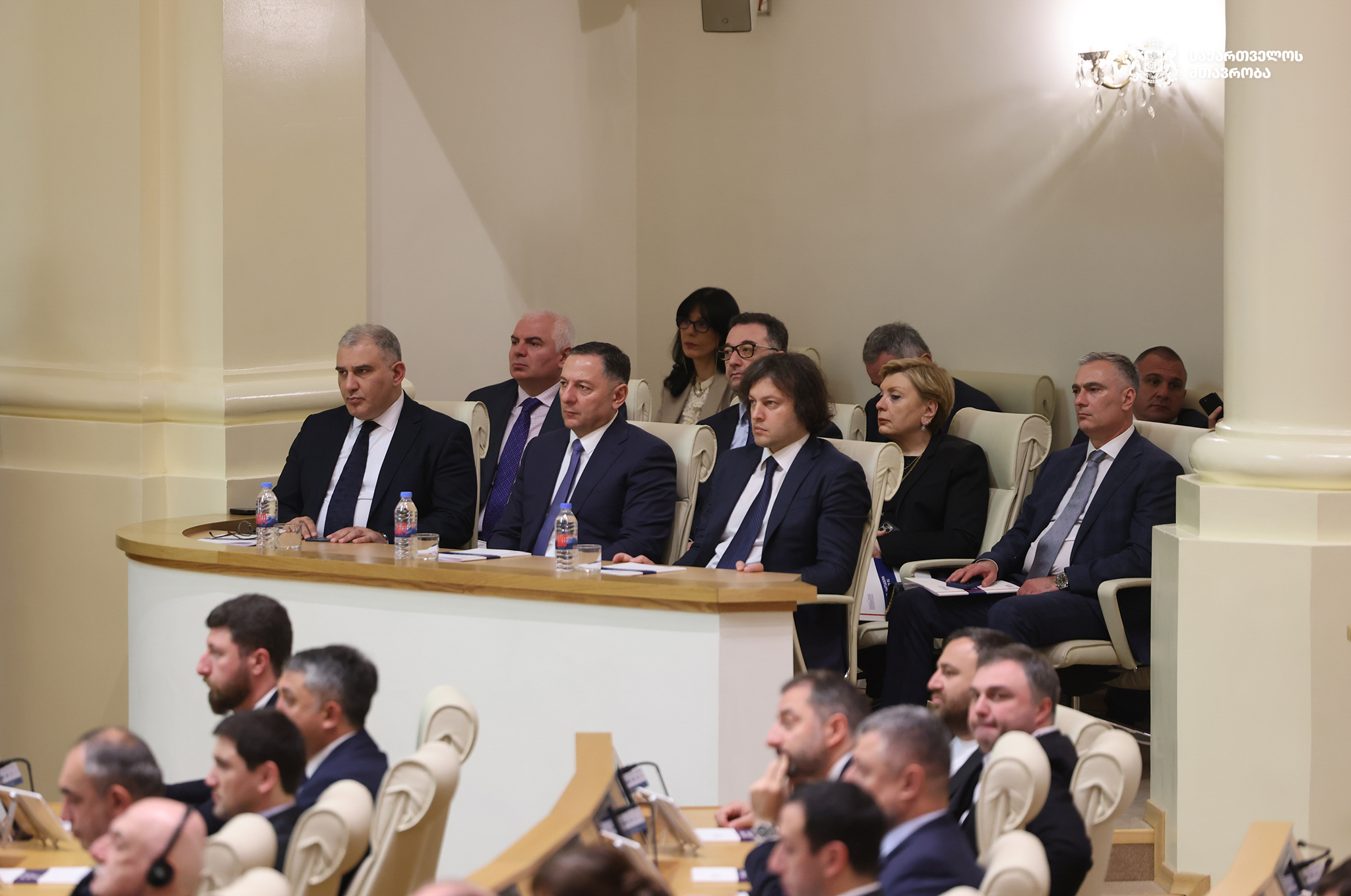 ირაკლი კობახიძე, მთავრობის წევრებთან ერთად, პარლამენტის თავმჯდომარის წლიური ანგარიშის წარდგენას დაესწრო