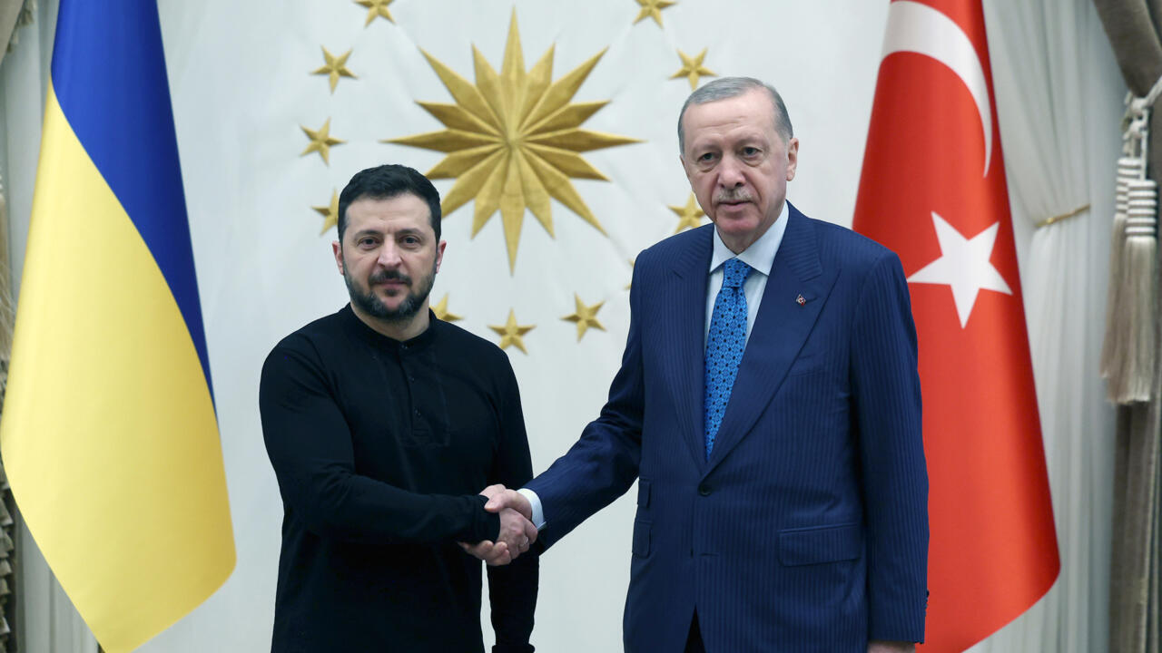 თურქეთის პრეზიდენტის ადმინისტრაციაში აცხადებენ, რეჯეფ თაიფ ერდოღანი ვოლოდიმირ ზელენსკისთან ცეცხლის დაუყოვნებლივი შეწყვეტისა და სამშვიდობო მოლაპარაკებების აუცილებლობაზე ისაუბრებს