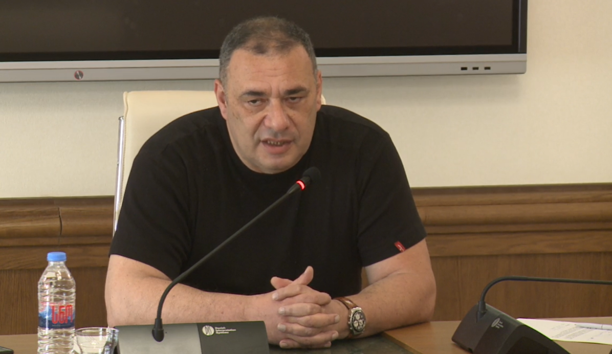 გიორგი იაკობაშვილი - „სილქნეტისა“ და მერიის თანამშრომლები დადიოდნენ კორპუსების სახურავზე, მერიის თანამშრომელს ჰქონდა ნაჯახი და „სილქნეტის“ თანამშრომელის მითითებით ჭრიდა „კავკასუსის“ კაბელს