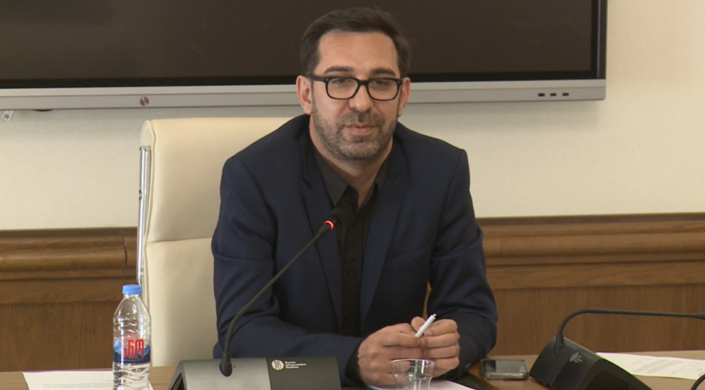 ვახტანგ ხუზმიაშვილი - გაზეთ „ახალი ეპოქის“ თანამშრომლები შეიკრიბნენ სტამბა „ომეგა თეგთან“, დაპატიმრებული ნომერი გამოგვატანეთო, პასუხად გახსნეს ცეცხლი გაზეთის თანამშრომლების მისამართით