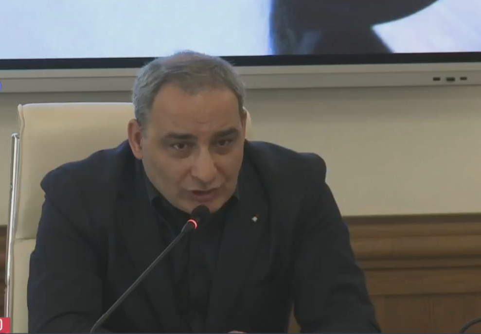 გიორგი მამაცაშვილი - გიგი უგულავას ბრძანებით, გამომცემლობა „სამშობლოში“ გამთენიისას შემოვარდნენ, კონდახები მირტყეს და მაგორავეს კიბეებზე ერთადერთი მიზეზით, გაეჩუმებინათ მედია