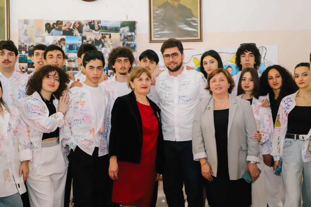ფოთის მერმა კურსდამთავრებულებს „ბოლო ზარის“ დღე მიულოცა