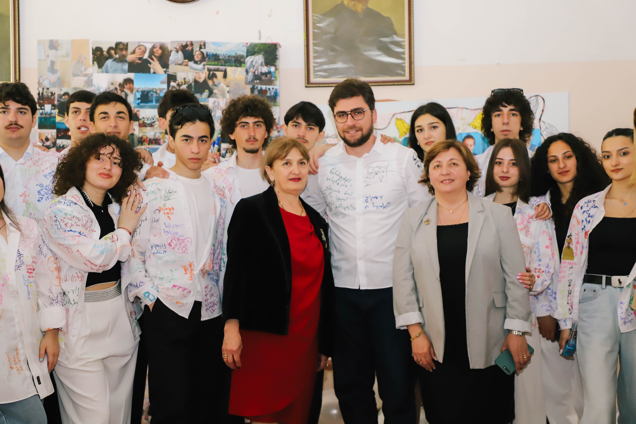 ფოთის მერმა კურსდამთავრებულებს „ბოლო ზარის“ დღე მიულოცა