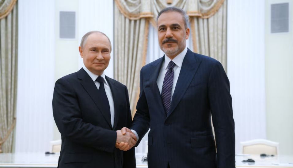 თურქეთის საგარეო საქმეთა მინისტრი ვლადიმერ პუტინთან შეხვედრის შემდეგ კიევში ჩავა და უკრაინელ ოფიციალურ პირებს შეხვდება