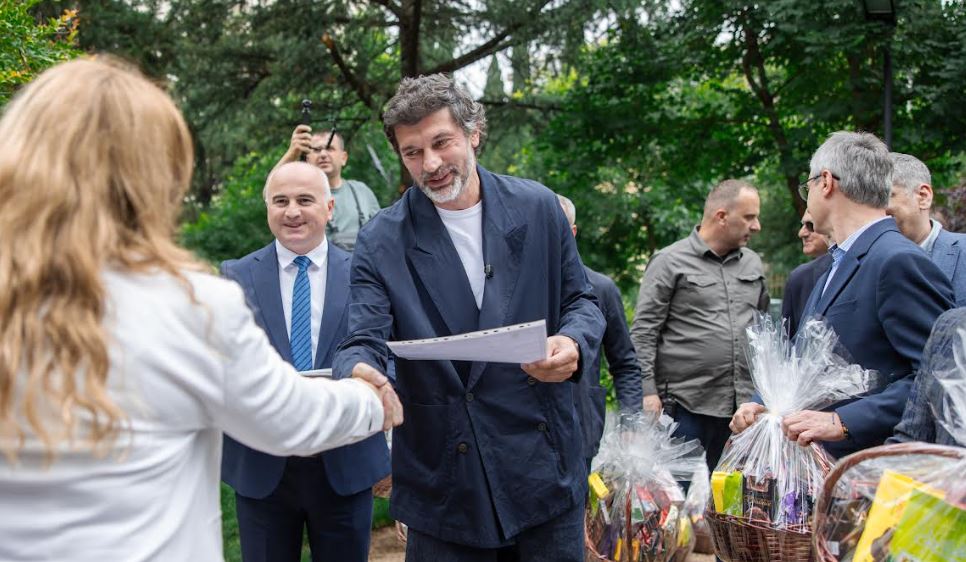 საცხოვრებელი ფართები სიმბოლურ ფასად თბილისის ექვს რაიონში მცხოვრებ ოჯახებს დაუკანონდათ