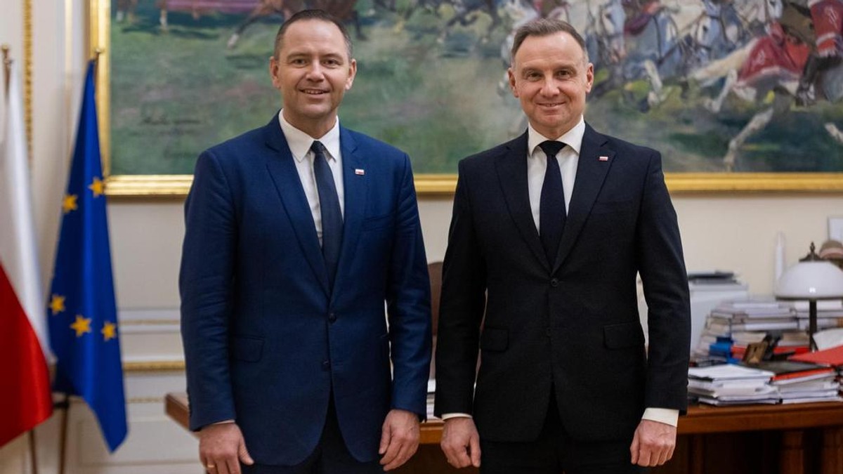 ანჯეი დუდა ქვეყნის ახლად არჩეულ პრეზიდენტს, კაროლ ნავროცკის შეხვდა