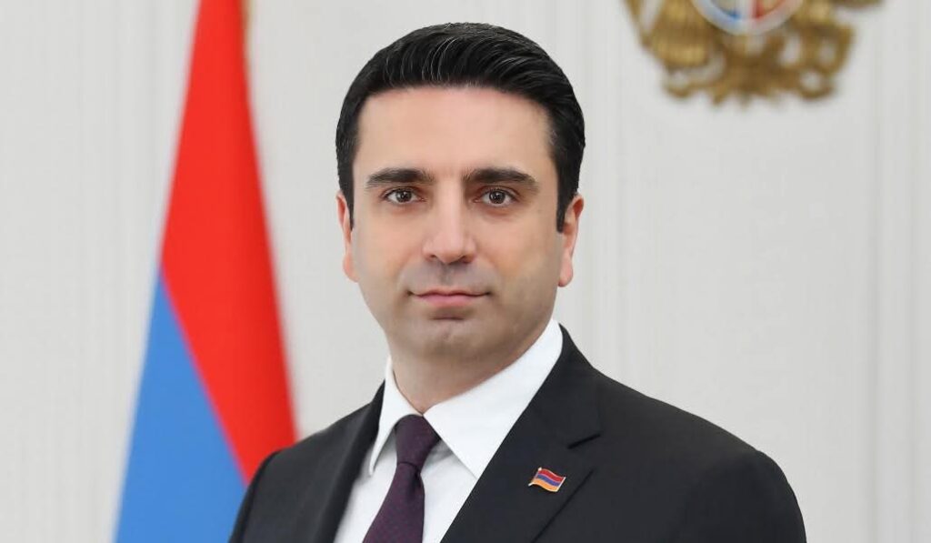 სომხეთის პარლამენტის სპიკერი რესპუბლიკის პირველ პრეზიდენტს, ლევონ ტერ-პეტროსიანს მიმართავს - თქვენ დაგიმახსოვრებენ, როგორც უბედური წარსულის კატასტროფას