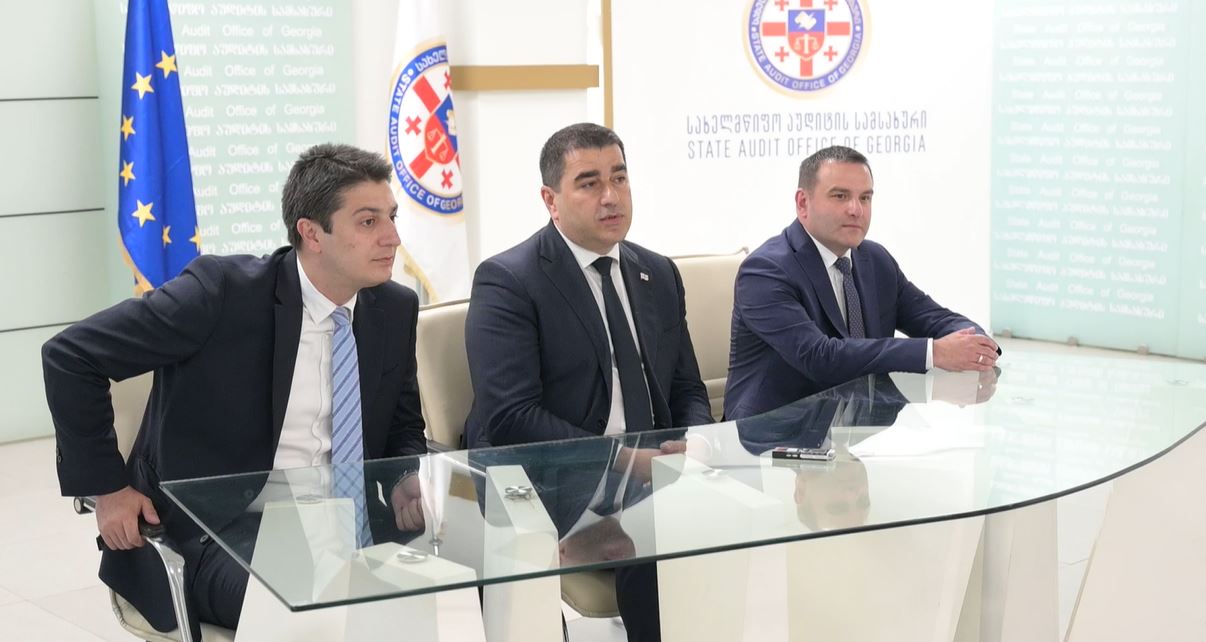 შალვა პაპუაშვილმა სახელმწიფო აუდიტის სამსახურის თანამშრომლებს გენერალური აუდიტორი გიორგი გაბიტაშვილი წარუდგინა