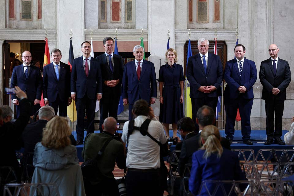 ექვსი ევროპული ქვეყნის საგარეო საქმეთა მინისტრები და ევროკავშირის უმაღლესი წარმომადგენელი აცხადებენ, რომ მზად არიან, რუსეთზე ზეწოლა გააძლიერონ, მათ შორის დამატებითი სანქციებით
