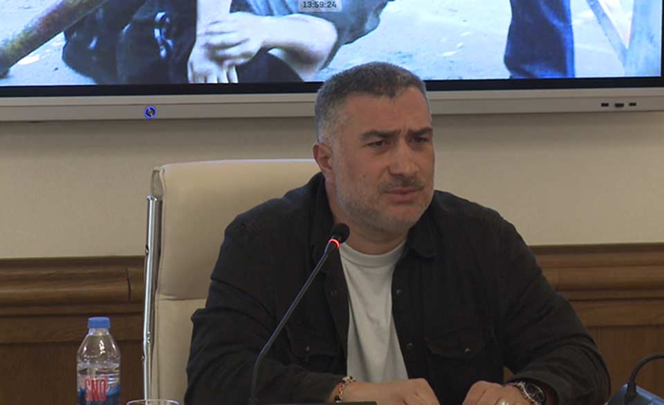 მერაბ ჭიქაშვილი - როგორია, რომ უყურებ, როგორ სცემენ შენ თვალწინ გამეტებით ჟურნალისტ გოგონას და როგორ სცემეს პოლიციელს, რომელიც მას გადაეფარა