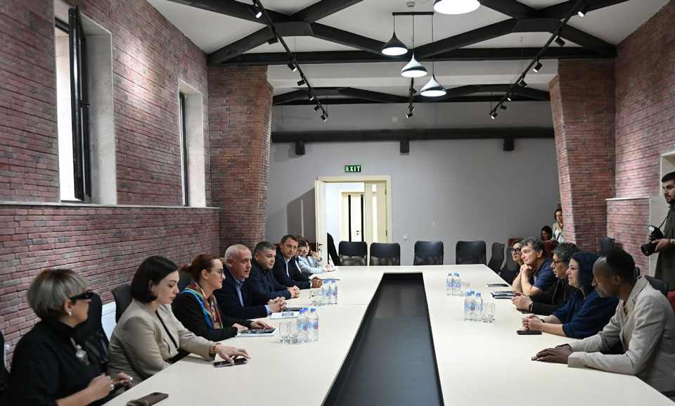 კულტურის მინისტრის მოადგილე და კულტურის განვითარებისა და ხელშეწყობის დეპარტამენტის უფროსი თანამედროვე ხელოვნების საერთაშორისო ფესტივალის, „ქარავან არტ ფორუმის“ ორგანიზატორებს შეხვდნენ