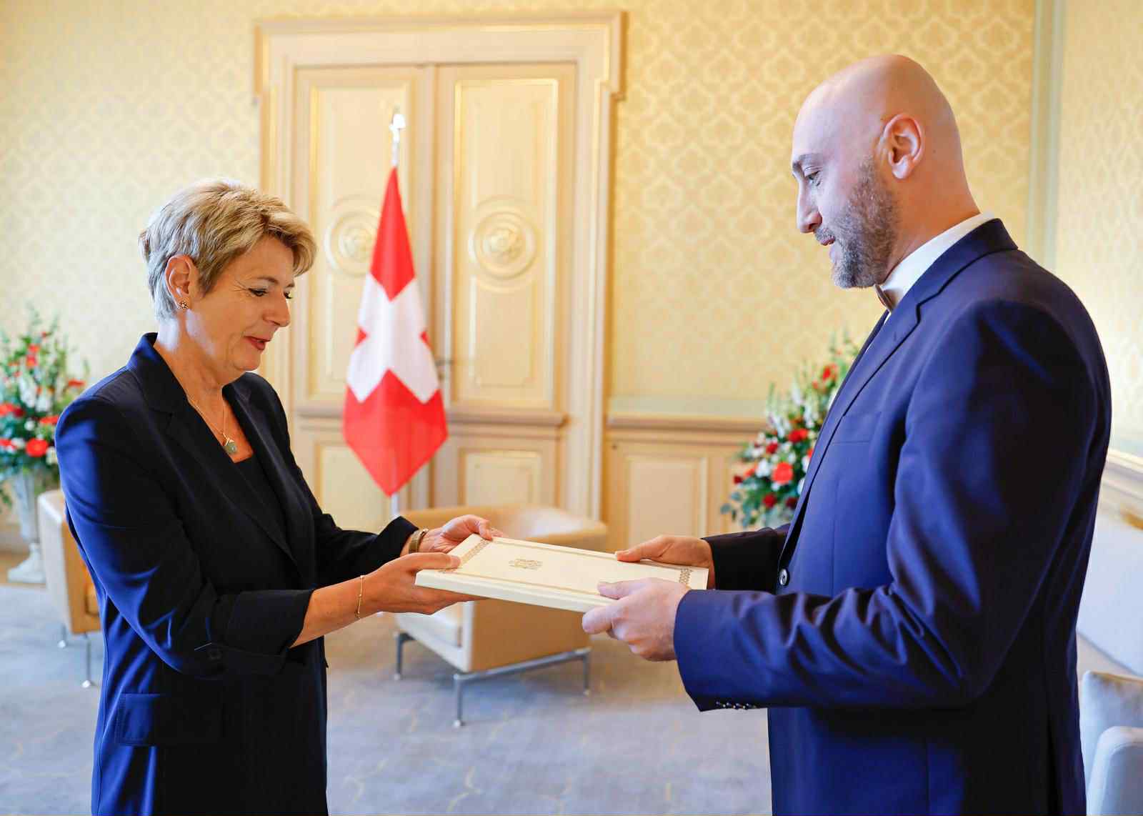 შვეიცარიაში საქართველოს საგანგებო და სრულუფლებიანმა ელჩმა, შოთა გეწაძემ შვეიცარიის პრეზიდენტს რწმუნებათა სიგელები გადასცა