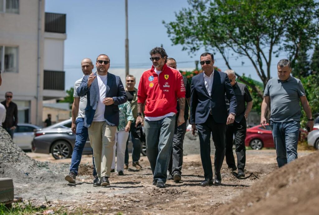 თბილისის მერი გლდანის მეოთხე მიკრორაიონში სკვერის მოწყობის სამუშაოებს გაეცნო