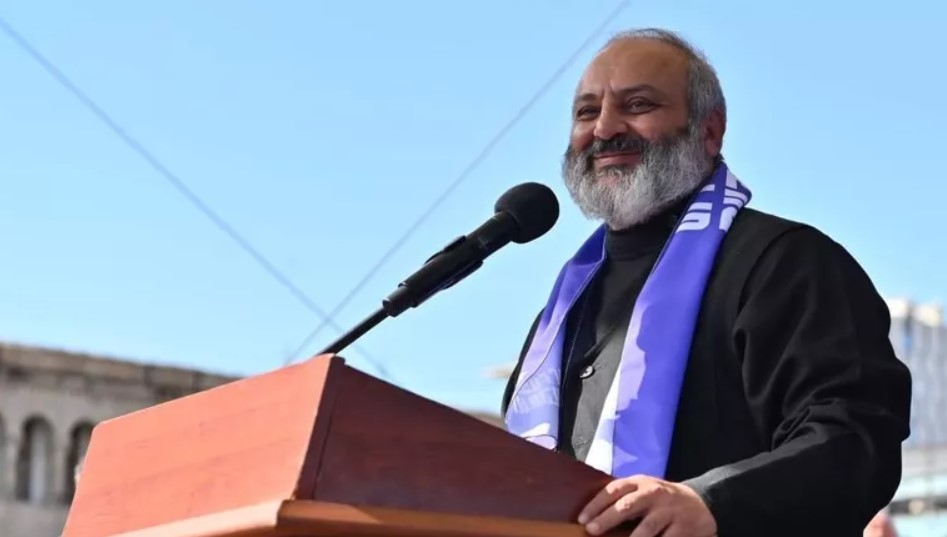 სომეხმა სამართალდამცველებმა სომხეთის ეკლესიის მთავარეპისკოპოსი ბაგრატ გალსტანიანი დააკავეს