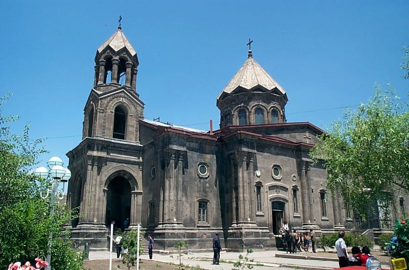 გიუმრიში პოლიციამ სომხური ეკლესიის შირაკის ეპარქიის შენობა ალყაში მოაქცია, მოგვიანებით კი ტერიტორიაზე შევიდა