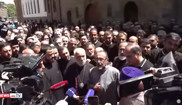 შირაკის ეპარქიის მთავარეპისკოპოსი მიქაელ აჯაპაჰიანი - ჩემს დასაჭერად მოვიდნენ, მე გავყვები, მე არ ვარ საფრთხე ამ ქვეყნისთვის, მთავარი საფრთხე ხელისუფლებაშია