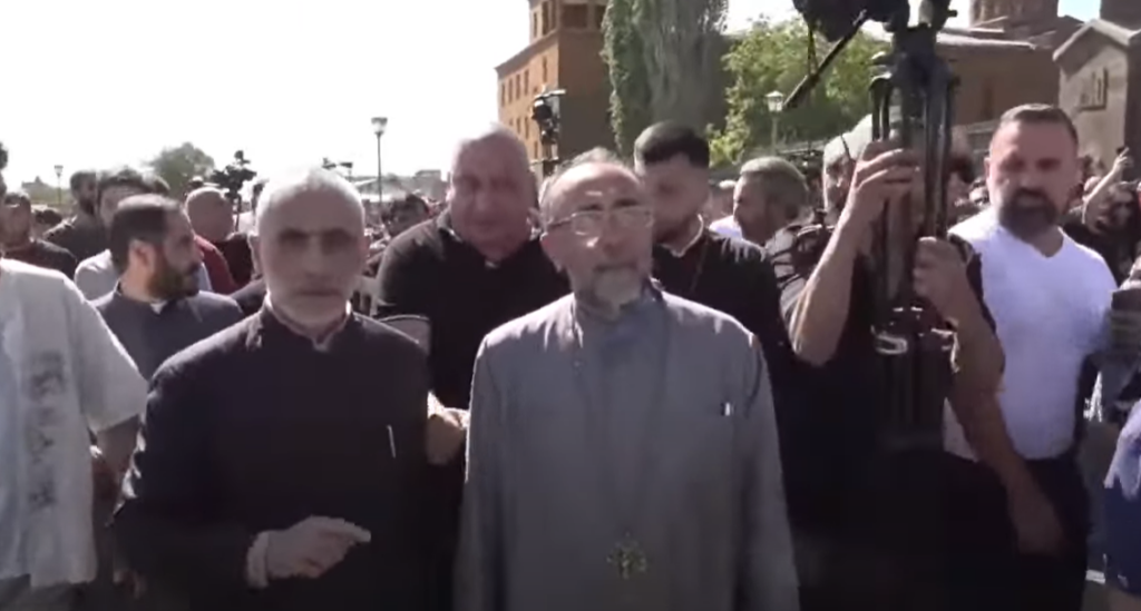 სომხური მედიის ცნობით, არქიეპისკოპოსი მიქაელ აჯაპაჰიანი საგამოძიებო კომიტეტში გამოცხადებას გეგმავს
