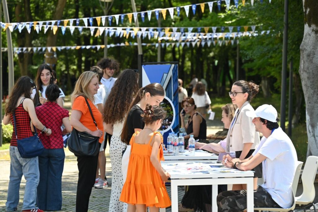 ქუთაისის საერთაშორისო უნივერსიტეტმა აბიტურიენტებს კამპუსის ტურზე უმასპინძლა
