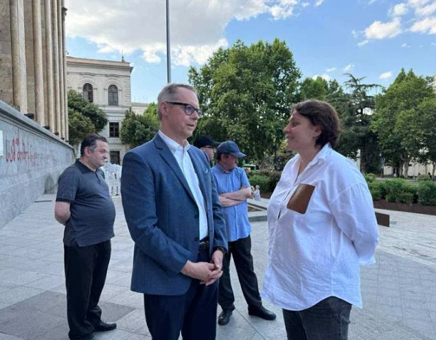 პეტერ ფიშერი რუსთაველის გამზირზე ელენე ხოშტარიასა და გედევან ფოფხაძეს შეხვდა