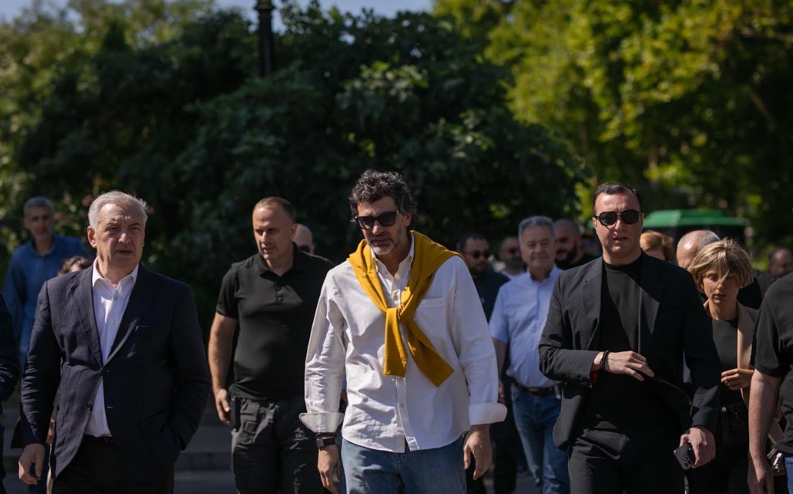 კახა კალაძე ნოე ჟორდანიას სანაპიროსა და კოსტა ხეთაგუროვის ქუჩის კვეთასთან სატრანსპორტო კვანძის მოწყობის სამუშაოებს გაეცნო