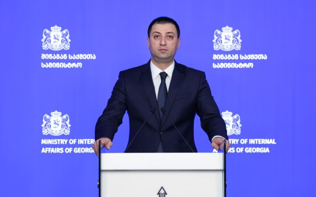 შსს-მ თბილისსა და სამეგრელო-ზემო სვანეთში საპოლიციო ღონისძიებების შედეგად 1,2 კილოგრამამდე ნარკოტიკული საშუალება „მეთადონი” ამოიღო, დაკავებულია სამი პირი