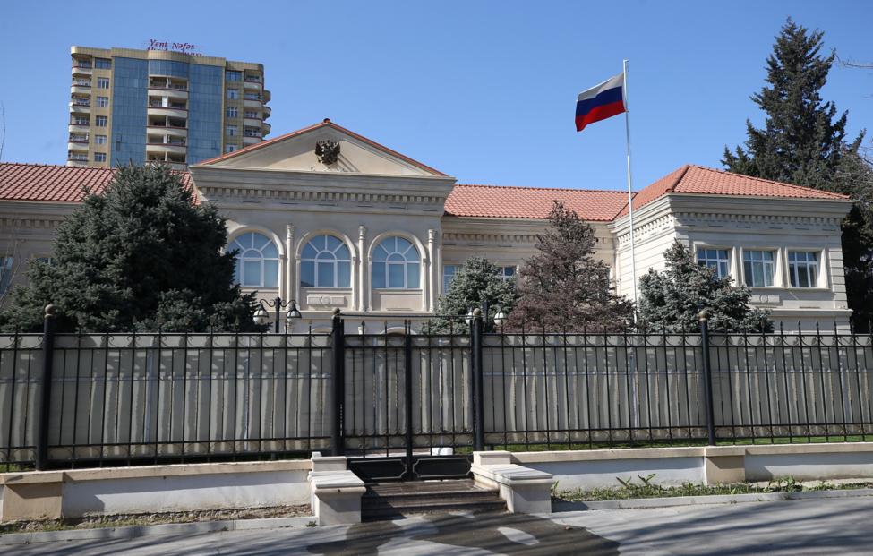 აზერბაიჯანში რუსეთის საელჩოს ცნობით, რუსეთის მოქალაქეებისგან, მათ შორის ტურისტებისგან, ფიზიკური ძალადობისა და საბუთების შემოწმების შესახებ საჩივრები მიიღეს