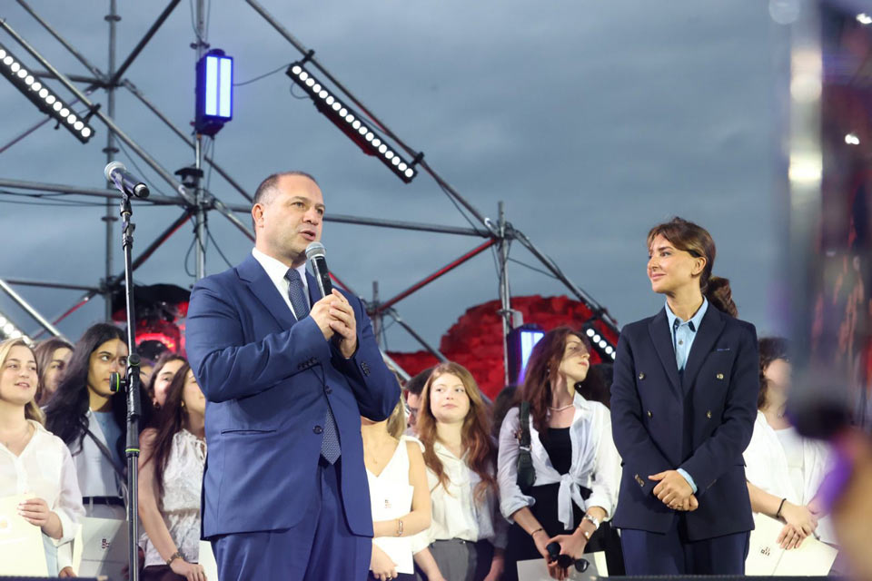 რუსთავში ოქროსა და ვერცხლისმედალოსან მოსწავლეთა დაჯილდოების ცერემონია გაიმართა