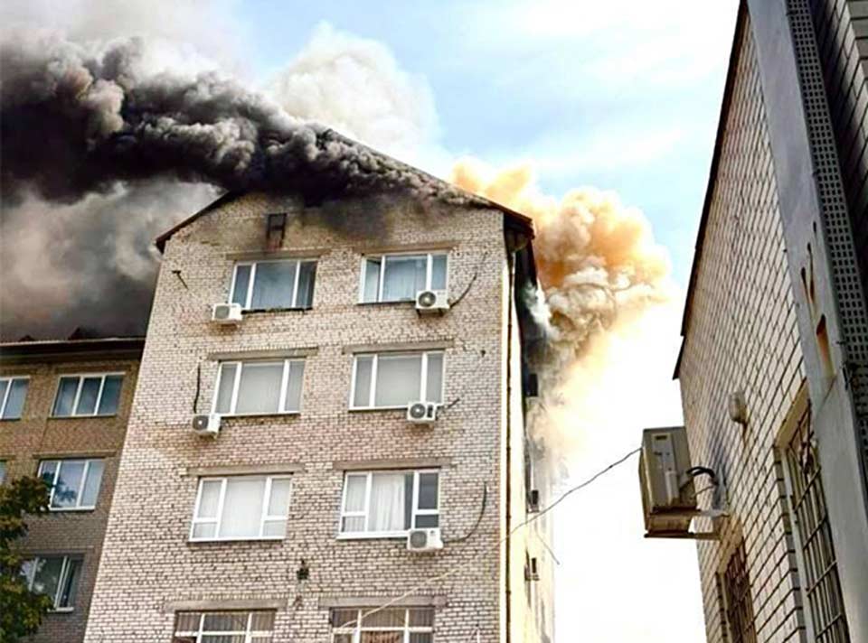 რუსეთის არმიის მიერ ზაპოროჟიეს დაბომბვის შედეგად ათი ადამიანია დაშავებული, დაზიანებულია საცხოვრებელი შენობები, უნივერსიტეტის შენობა და საწარმოები