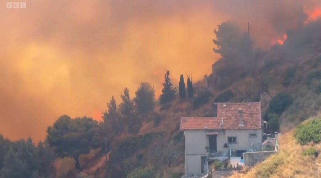 საფრანგეთში ხანძრების შედეგად დაშავებულთა რიცხვმა 100-ს გადააჭარბა, მარსელში, სადაც ხანძარი საცხოვრებელ სახლებს მიუახლოვდა, 400 ადამიანის ევაკუაცია გახდა საჭირო