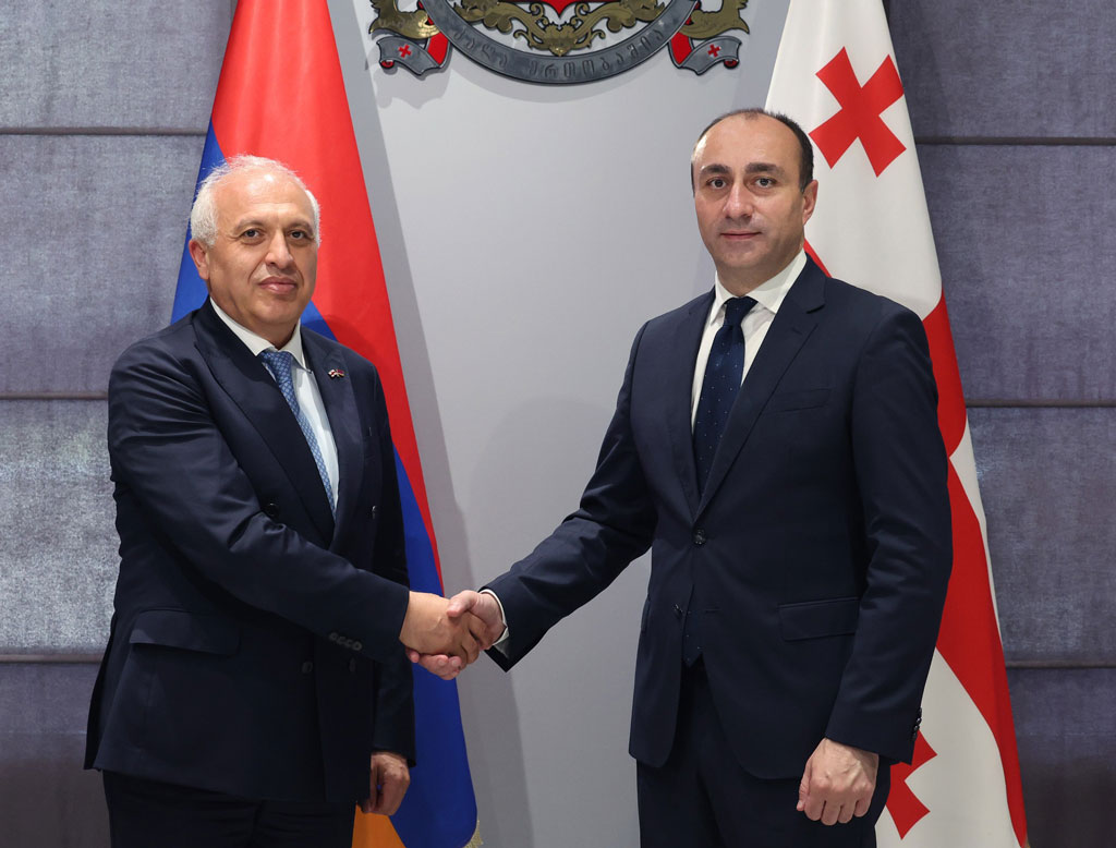 გელა გელაძემ სომხეთის ელჩთან, აშოტ სმბატიანთან გაცნობითი ხასიათის შეხვედრა გამართა