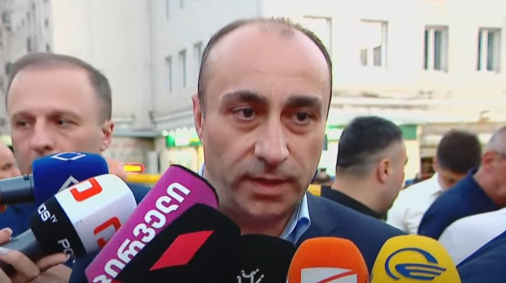 შს მინისტრის ცნობით, სადგურის მოედანზე, საცხოვრებელ კორპუსში ნგრევის ფაქტზე გამოძიება 240-ე მუხლით მიმდინარეობს, რაც უსაფრთხოების წესის დარღვევას გულისხმობს