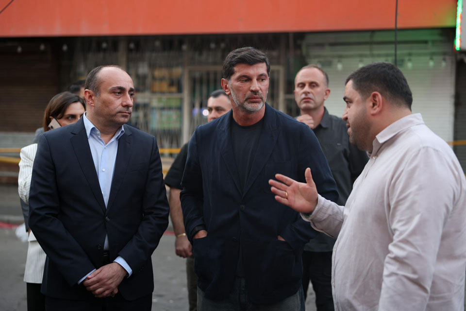 შინაგან საქმეთა მინისტრი სადგურის მოედნის მიმდებარე ტერიტორიაზე იმყოფება, სადაც საგანგებო სიტუაციების მართვის სამსახურის თანამშრომლებისა და საპოლიციო დანაყოფების წარმომადგენლების მუშაობას ეცნობა