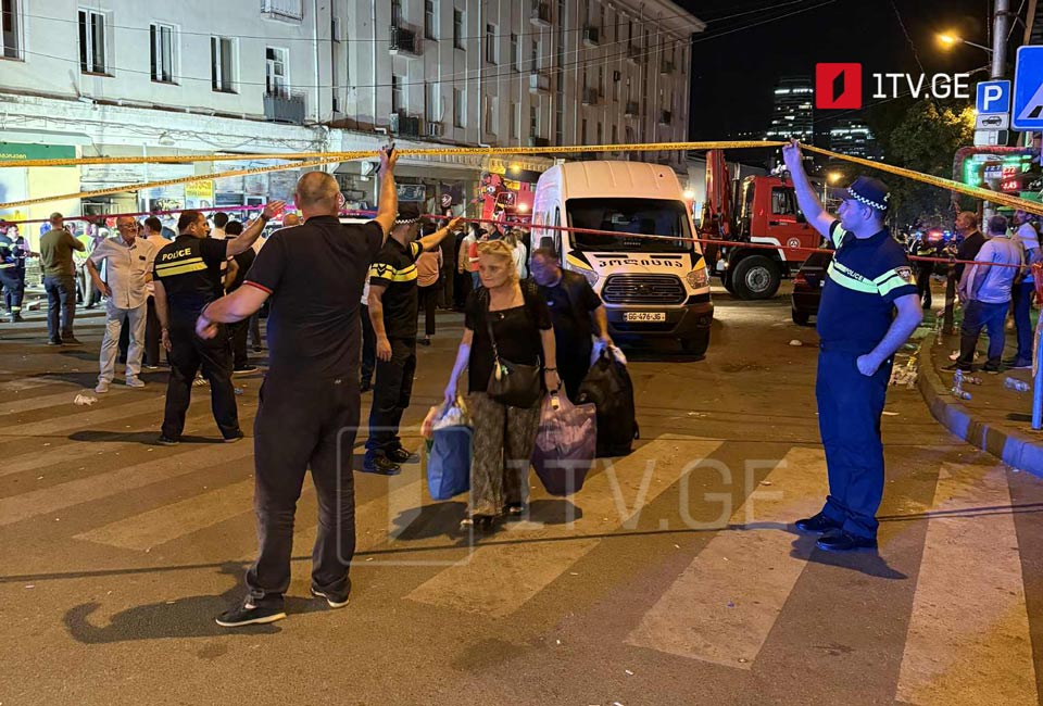 სადგურის მოედნის მიმდებარე ტერიტორიაზე მდებარე კორპუსიდან, სადაც ნგრევა მოხდა, მოსახლეობას პირადი ნივთები გააქვს