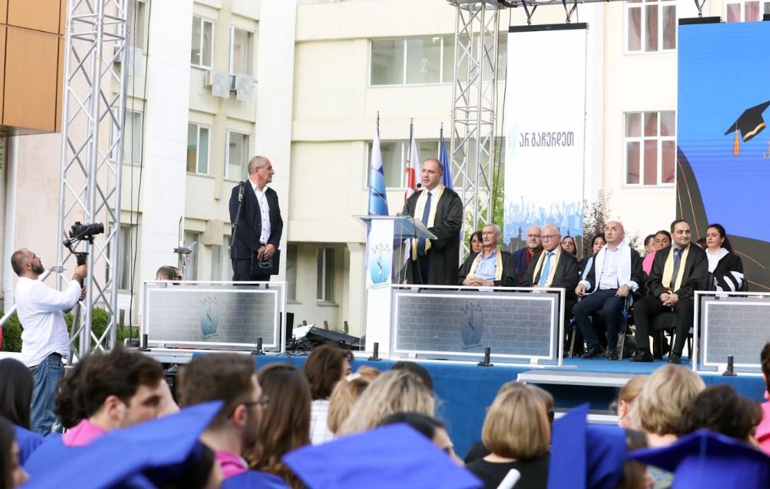 გივი მიქანაძემ თბილისის სახელმწიფო სამედიცინო უნივერსიტეტის კურსდამთავრებულებს სწავლის დასრულება მიულოცა