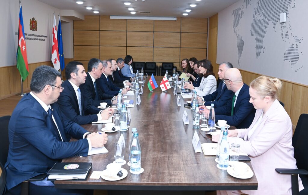 აზერბაიჯანის საგარეო უწყება - ჯეიჰუნ ბაირამოვმა და მაკა ბოჭორიშვილმა უხელმძღვანელეს ორი ქვეყნის დელეგაციების გაფართოებულ შეხვედრას, რათა განეხილათ თანამშრომლობის საკვანძო სფეროები
