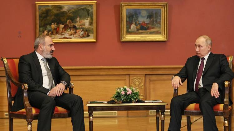 სომხური მედიის ინფორმაციით, ქვეყნის მმართველ პარტიაში ფიქრობენ, რომ ნიკოლ ფაშინიანი რუსეთის ხელისუფლებასთან ე.წ. ზანგეზურის დერეფანზე მოლაპარაკებებს კულისებს მიღმა გამართავს
