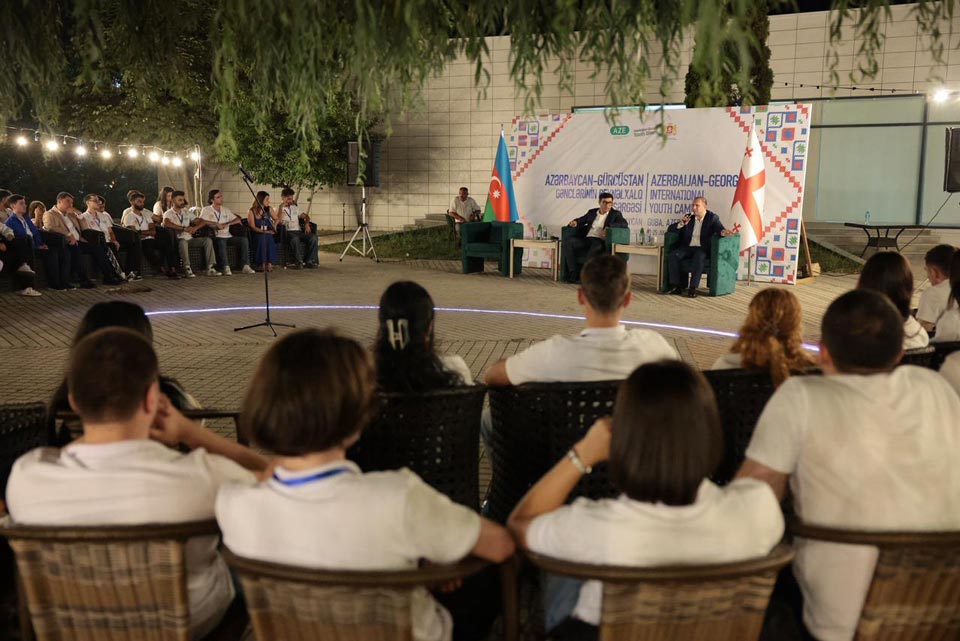 გივი მიქანაძე აზერბაიჯანის ახალგაზრდობისა და სპორტის მინისტრთან ერთად საზაფხულო ბანაკის მონაწილე ქართველ და აზერბაიჯანელ სტუდენტებს შეხვდა