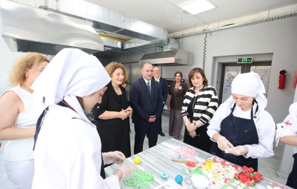 გივი მიქანაძემ ქობულეთში კოლეჯის ახალი სასწავლო კორპუსი გახსნა