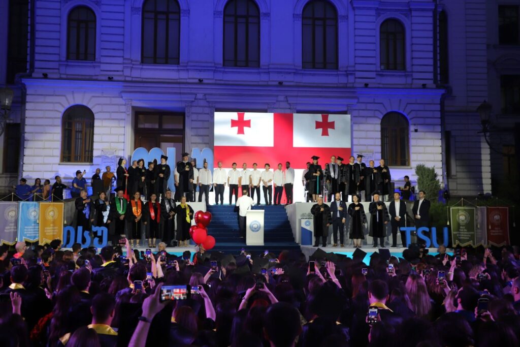 თბილისის სახელმწიფო უნივერსიტეტში ბაკალავრიატისა და მაგისტრატურის 2025 წლის კურსდამთავრებულთა გამოშვების საზეიმო ღონისძიება გაიმართა
