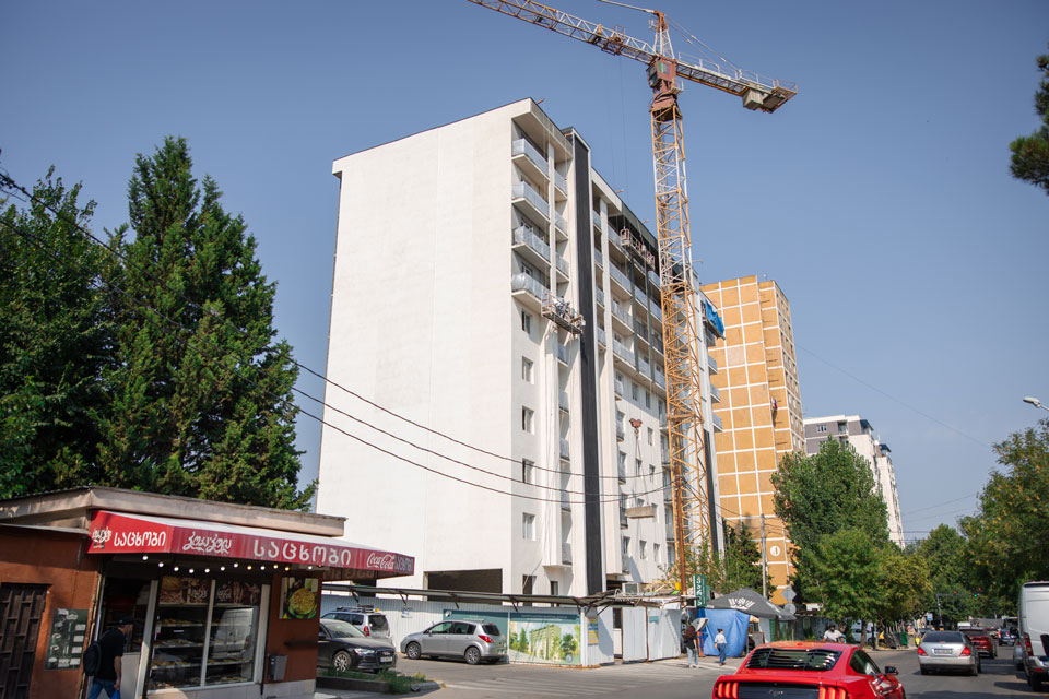 კალოუბნის ქუჩაზე, ავარიული კორპუსის ნაცვლად, ახალი 10-სართულიანი საცხოვრებელი სახლის მშენებლობის პროცესი გრძელდება